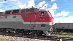 Поезда свистят и гудят 1 час. The train whistles and buzzes for 1 hour.