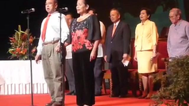 Dean Ramon Acoymo & Prof Aileen Cura singing Bayan Ko смотреть онлайн