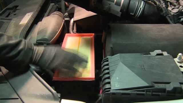 VW Passat 3C5. Air filter replacement. Motor air filter change. смотреть онлайн