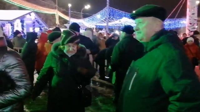 Подари мне поцелуй 😘............01.01.24 Гомель площадь Ленина 🥰 смотреть онлайн