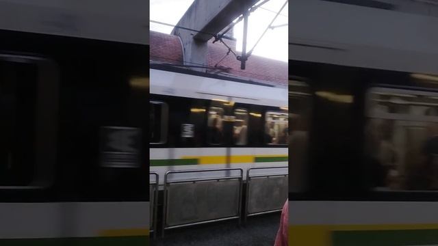 METRO DE MEDELLÍN en hora pico en la principal estación 🚉 смотреть онлайн
