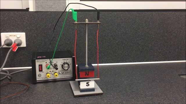 Force on current carrying wire in a magnetic field #1 (NCPQ) смотреть онлайн