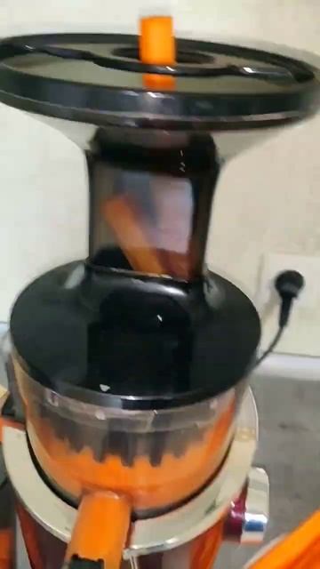 МОРКОВЬ-ГИГАНТ! СКОЛЬКО СОКА ИЗ НЕЁ ПОЛУЧИТЬСЯ? УСТАНОВЛЕННЫЙ РЕКОРД! & 2 ЧАСТЬ смотреть онлайн