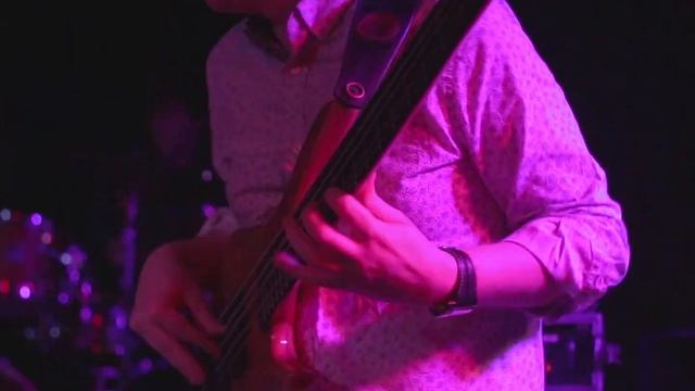 Music College TV live gig - Richie Blake - Cissy Strut - Bass solo смотреть онлайн