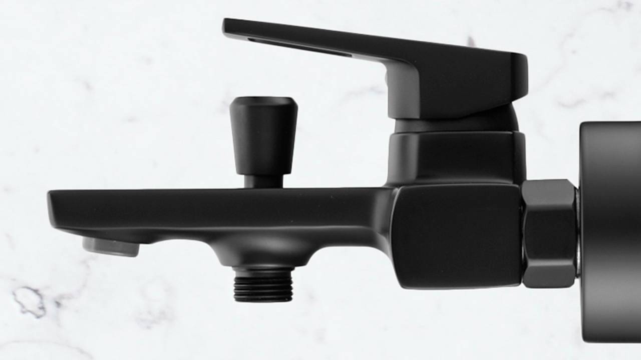 Распаковка черного смесителя для ванны Swedbe Kronos 2030B смотреть онлайн