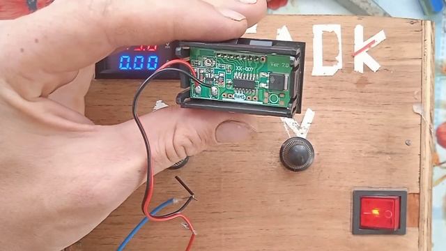 Як підключити Індикатор розряду із Вольтметром. смотреть онлайн