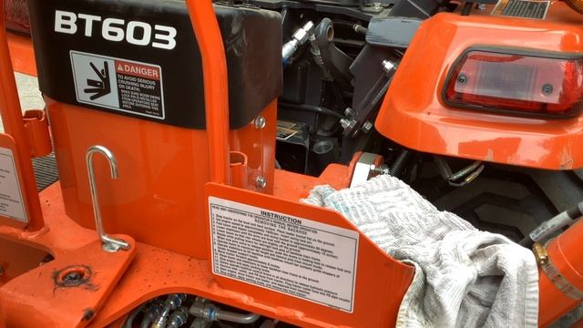 BX23s Hydraulic Fluid Top Off смотреть онлайн