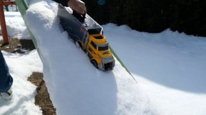 16 Диснеевски и ТАЙО  машинок ☆ Красный и желтый трейлер! Поиск машинок в снегу!