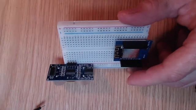 roboticsFromScratch - Wiring up the ultrasonic sensor to a Wemos D1 Mini смотреть онлайн