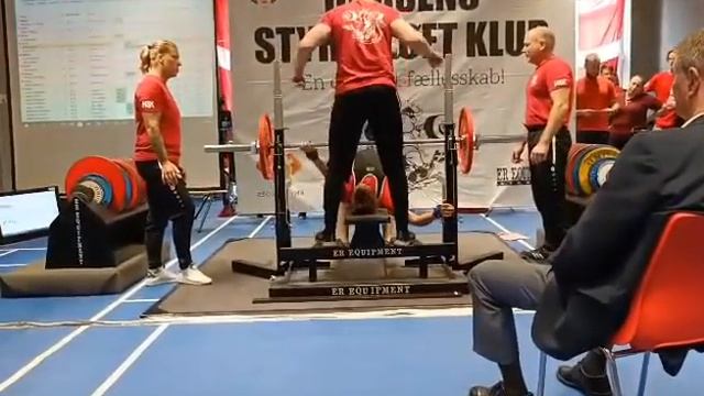 EASY 80 kg BENCH PRESS BY GIRL, bw 67,5 смотреть онлайн