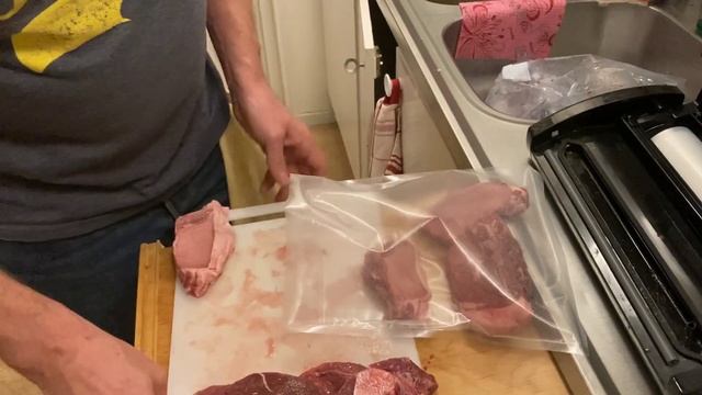 Vakuumförpacka vildsvinskotletter med OBH Nordica Supreme / OBH Nordica Supreme 7949 Vacuum sealer смотреть онлайн