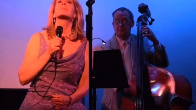 Lisa Maxwell sings "The Folks Who Live On the Hill" смотреть онлайн