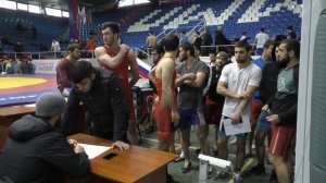 Взвешивание борцов до 74 и 79 кг.