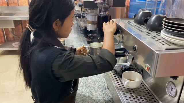 10 DIFFERENT LATTE ART PRACTICE AT ONE WEEK LATTE ART TRAINING || BARISTA TRAINING IN NEPAL смотреть онлайн