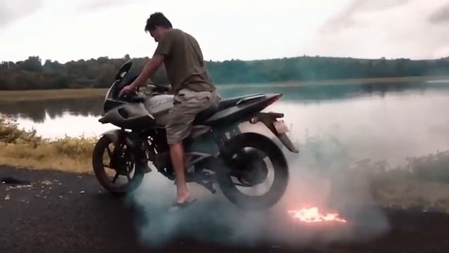 Bajaj Pulsar 220 Fire Burnout смотреть онлайн
