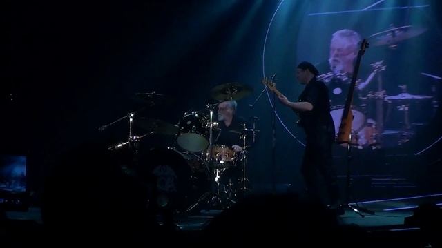 queen+adam lambert live zurigo2015 roger taylor bass solo,the invisible man instrumental смотреть онлайн