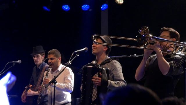 Balkan Beats - Tu Vuo' Fa' L'Americano - SEBASS [Live] - Balkan Music