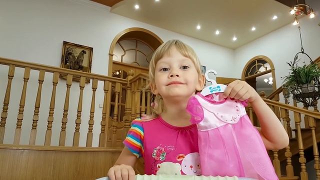 Alena and Pasha play with toys and playhouse смотреть онлайн