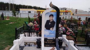 Красивый памятник из стекла