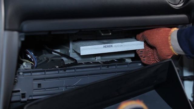 Kuinka vaihtaa raitisilmasuodatin Mazda 6 GY -merkkiseen autoon OHJEVIDEO | AUTODOC смотреть онлайн