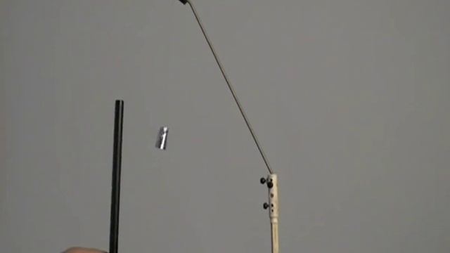 026 Взаимодействие проводника с заряженной палочкой смотреть онлайн