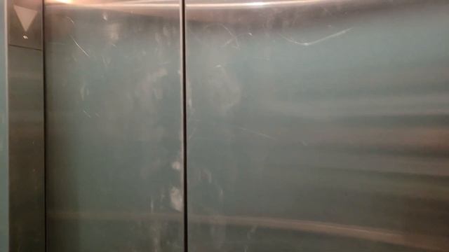 MUST WATCH!!! SCHINDLER MT 300A HYDRAULIC ELEVATOR MALFUNCTION CAUGHT ON CAMERA!!! смотреть онлайн