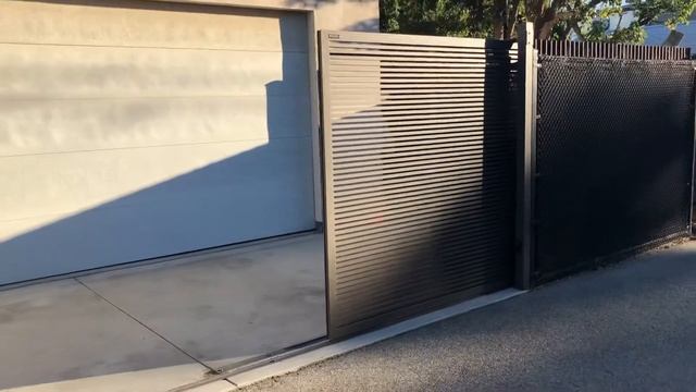 Sleek Tandem Gate installed in Compact Home смотреть онлайн