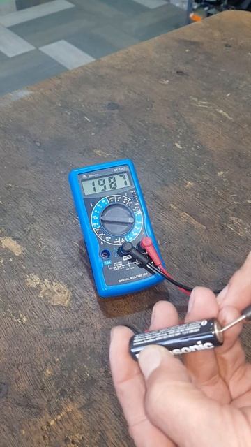 Pilha comum pequena como testar pilha AA 1.5V com multímetro digital teste bateria não recarregável смотреть онлайн
