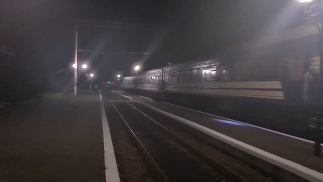 ТЕПЛОВОЗ 2ТЭ10М-2421 С ПРИВЕТЛИВОЙ ЛОКОМОТИВНОЙ БРИГАДОЙ ТИФОН ГУДОК ГРОМКИЙ С ПАССАЖИРСКИМ ПОЕЗДОМ смотреть онлайн