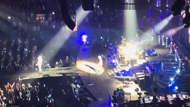 We Are The Champions - Queen + Adam Lambert, Madison Square Garden, NYC 10/13/2023 смотреть онлайн