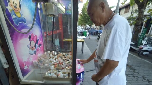 Странные Китайцы: Уличная магия. Claw Machine (Необычный игровой Автомат) смотреть онлайн