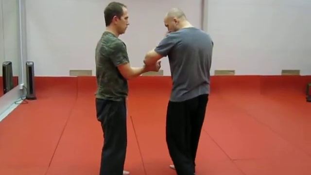 Приемы самообороны.Освобождение от захватов. смотреть онлайн