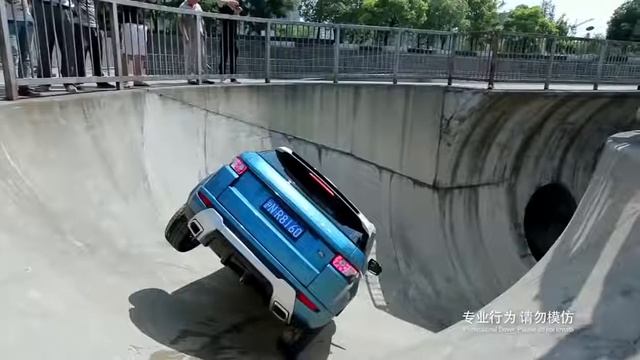 Range Rover Evoque Skate Park Stunt – Extreme Driving Challenge 720p смотреть онлайн