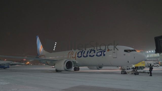 Parked Boeing 737 MAX-8 FlyDubai in Sheremetyevo Airport at winter night смотреть онлайн