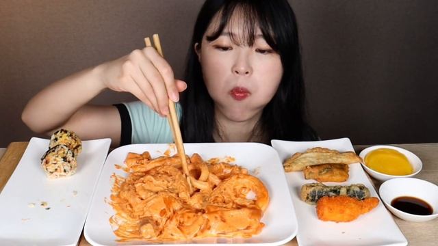 MUKBANG ASMR 배떡 로제떡볶이에 분모자, 넓적당면 추가! 튀김과 주먹밥까지!😍🔥 SPICY ROSE TTEOKBOKKI! (Real Sound Eating Sound) смотреть онлайн