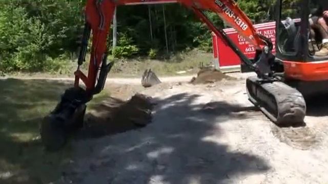 Hydraulic Bucket Trenching with a Kubota 057 смотреть онлайн