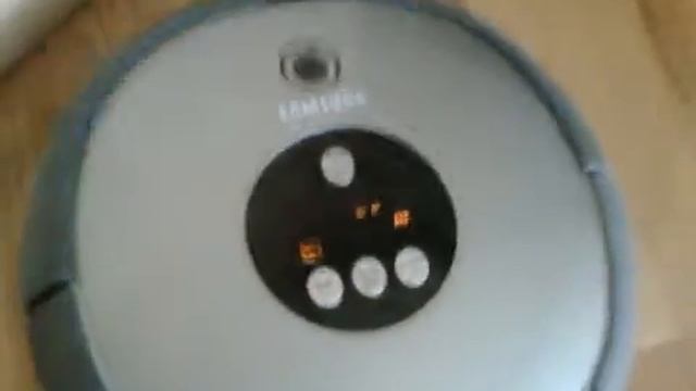 Samsung's Robotic Vacuum Cleaner in Action.mov смотреть онлайн