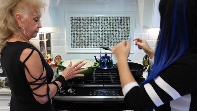 Cooking with Lexi & Foxy Grandma: Stuffed Peppers смотреть онлайн