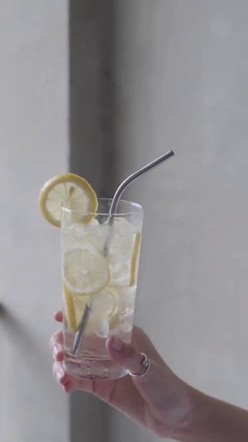 Почему Мусульмани пьют воду сидя???