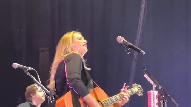 Miranda Lambert - Famous in a small town - c2c - Dublin Ireland 2022 смотреть онлайн