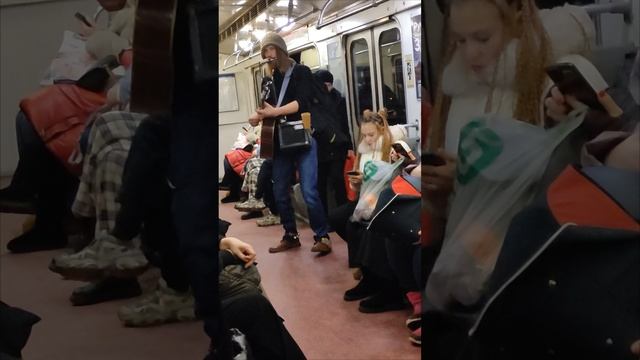 Музыкант в метро СПб смотреть онлайн
