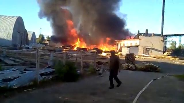 Пожар в Харькове, 21.05.2015. горят склады на Безлюдовке смотреть онлайн