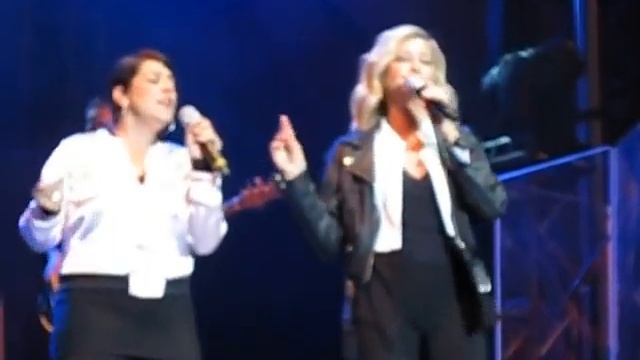 Olivia Newton-John - Summer Nights (clip) - live in Vancouver смотреть онлайн