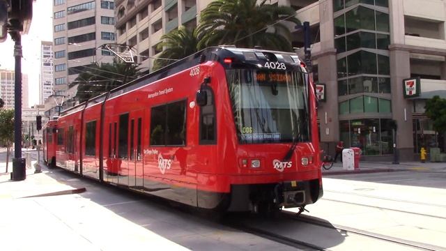 MTS Trolley - Siemens S70 UCSD Blue Line #4047 Departing America Plaza смотреть онлайн