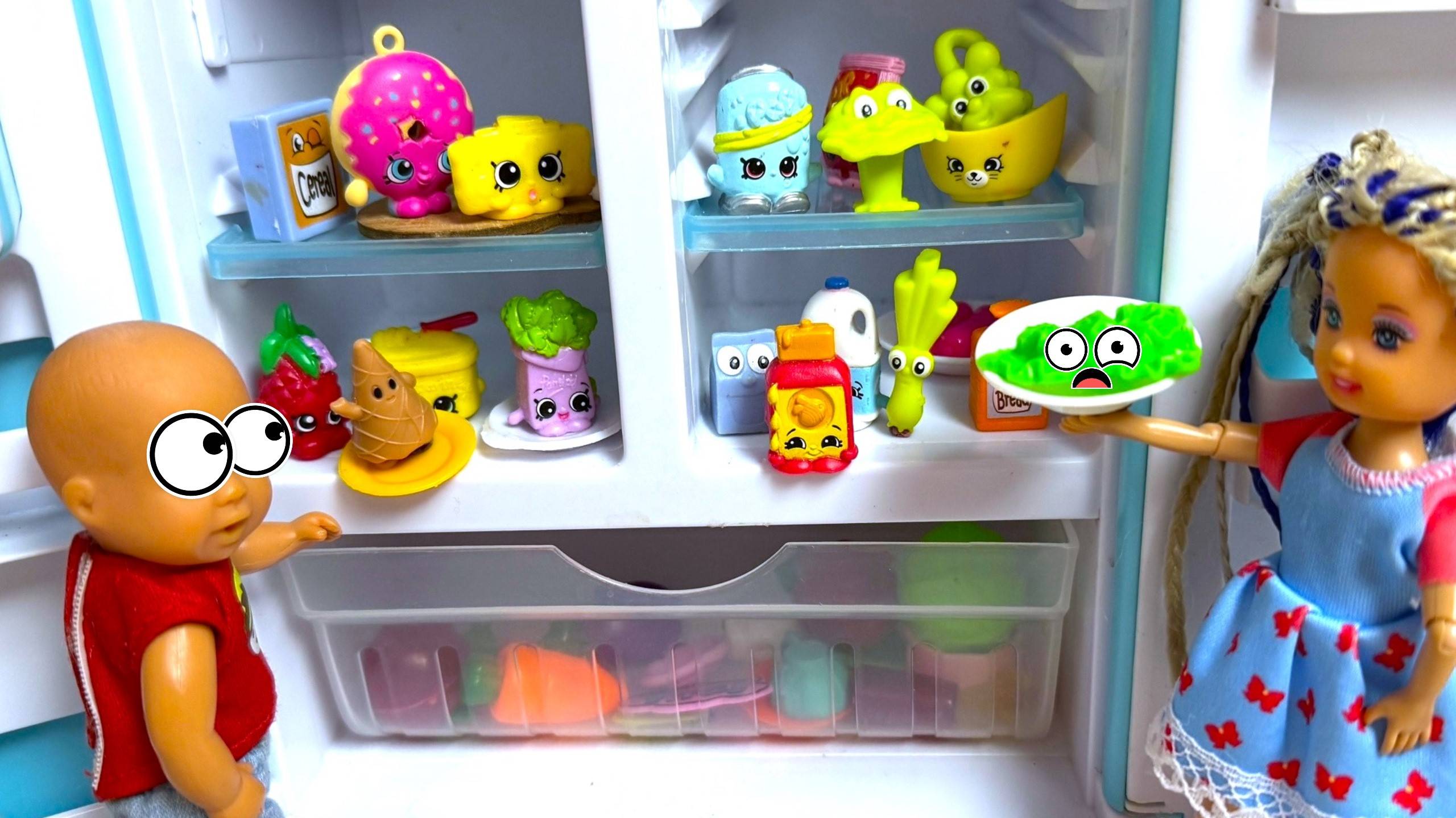 ИХ ЕДЯТ🥄, ОНИ ГЛЯДЯТ👀 ШОПКИНС В ХОЛОДИЛЬНИКЕ Кати и Макса Веселая семейка! Куклы Барби ЛОЛ смотреть онлайн