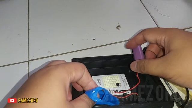 Lampu Tenaga Surya Flood Light 25 Watt Solar Lamp | Bongkar Ganti Baterai 18650 Rusak Mati Perbaiki смотреть онлайн
