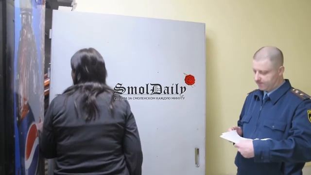 Во внутренней стене смоленского ТЦ возникла дыра смотреть онлайн