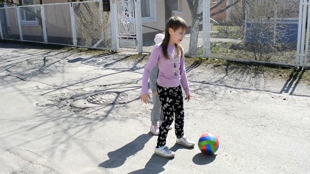 Девчонки играют в футбол : Карина , Камила , Диана , Милана . смотреть онлайн