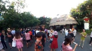 Очень душевно поет на китайском языке. Китай. Хайнань.