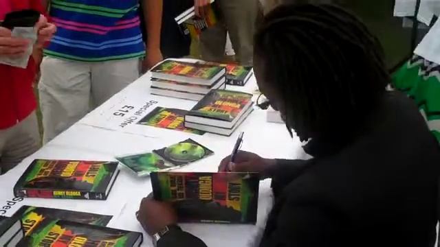 Henry Olonga signs books at Horsham смотреть онлайн